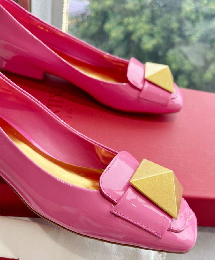 Valen.tino Garavani one, Patent Leather Ballet Flats, Stylish Footwear, Chic Flats, Comfortable Footwear