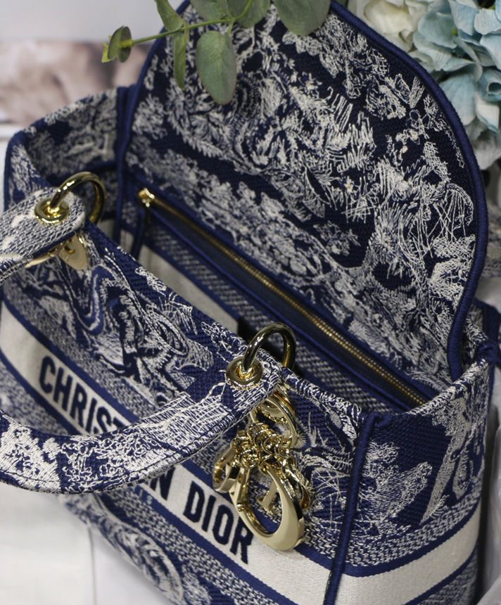 Di.ar Medium Lady, Di.ar Medium Lady D-Lite Bag, Toile de Jouy Reverse motif, Di.ar signature, embroidered shoulder strap, D.I.O.R. charms.