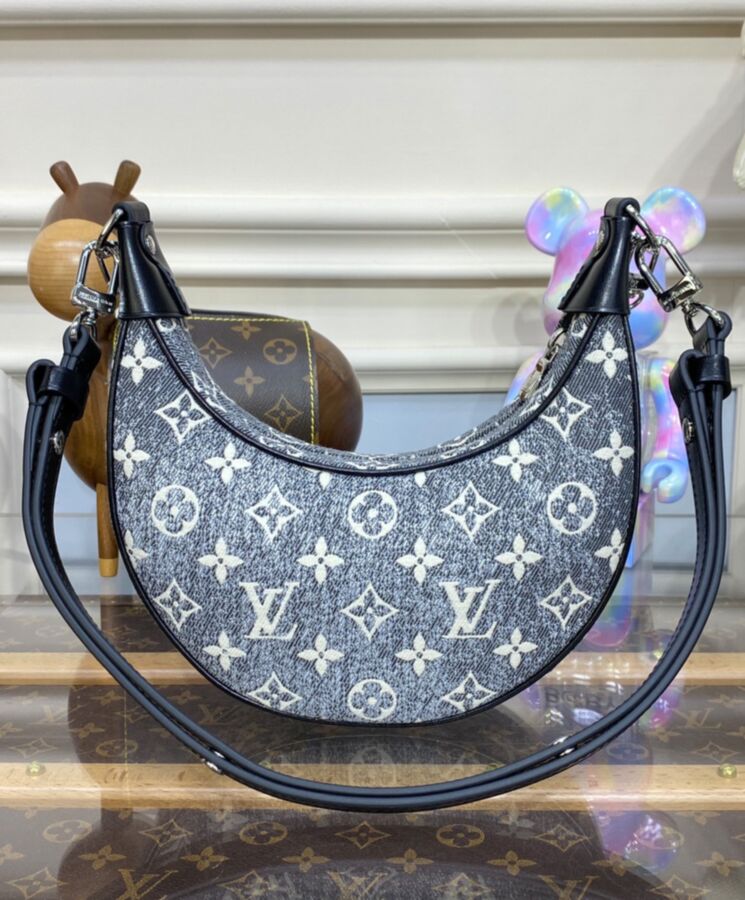 L.*V Loop, Monogram Jacquard Denim Bag, L.*V Circle zip pull, SiL.*Ver-tone hardware, Removable adjustable strap.