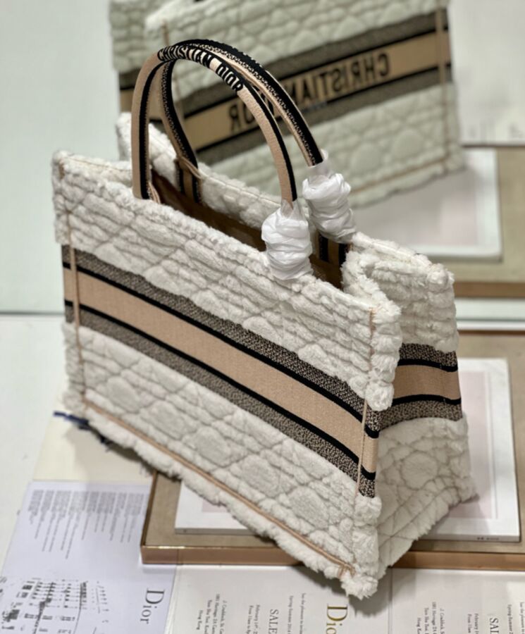 Di.ar Medium Di.ar Book Tote Cream