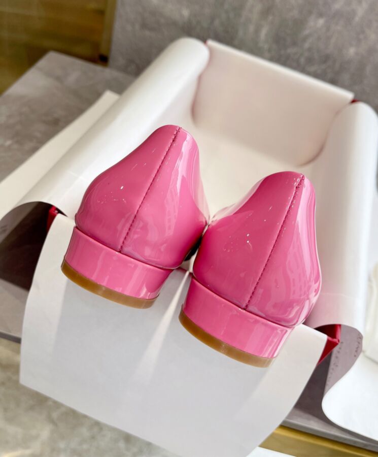 Valen.tino Garavani one, Patent Leather Ballet Flats, Stylish Footwear, Chic Flats, Comfortable Footwear