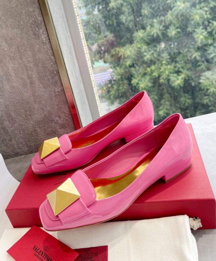 Valen.tino Garavani one, Patent Leather Ballet Flats, Stylish Footwear, Chic Flats, Comfortable Footwear