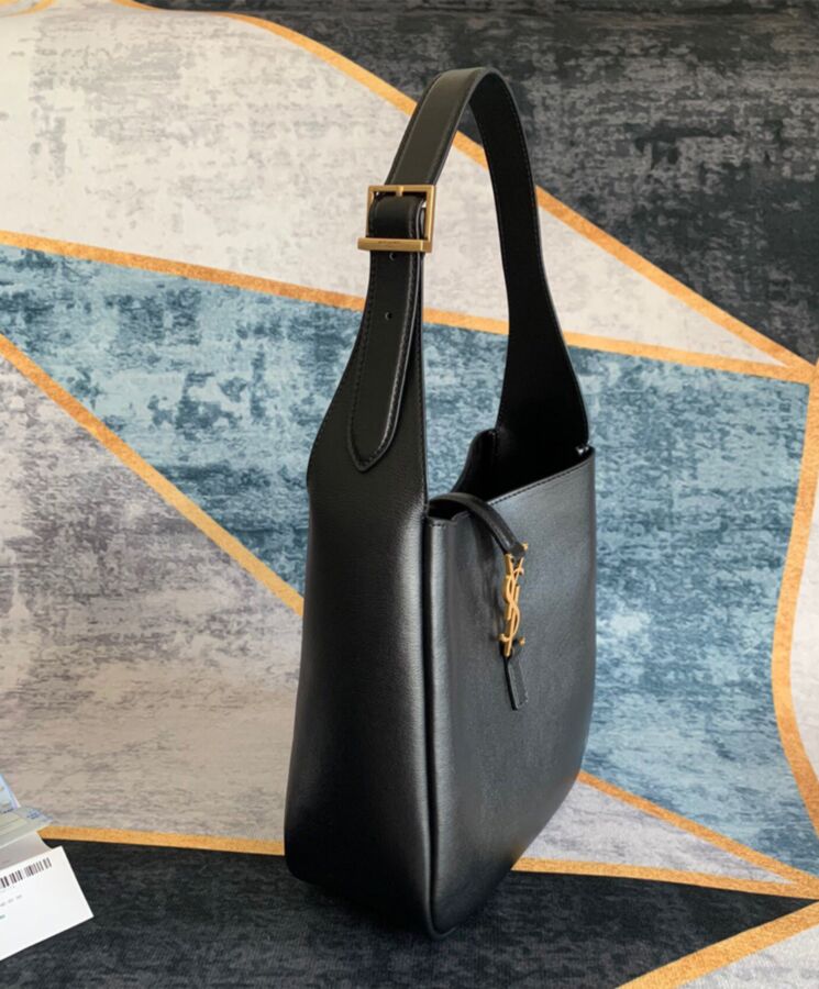 Saint.Lau.rent Le 5 A 7 Soft Small Hobo Bag In Smooth Leather Black