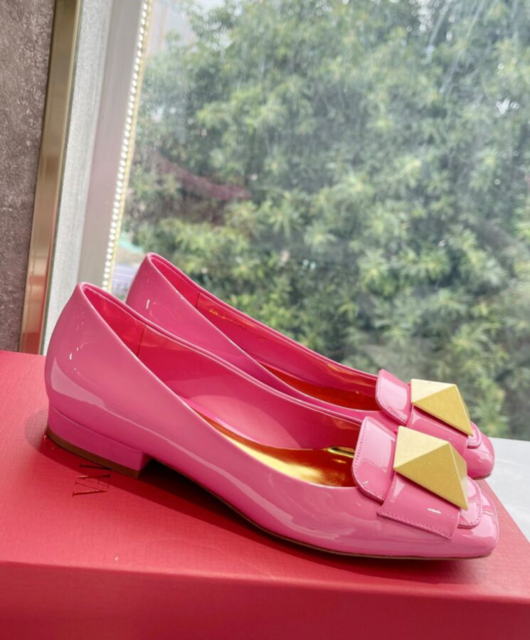 Valen.tino Garavani one, Patent Leather Ballet Flats, Stylish Footwear, Chic Flats, Comfortable Footwear