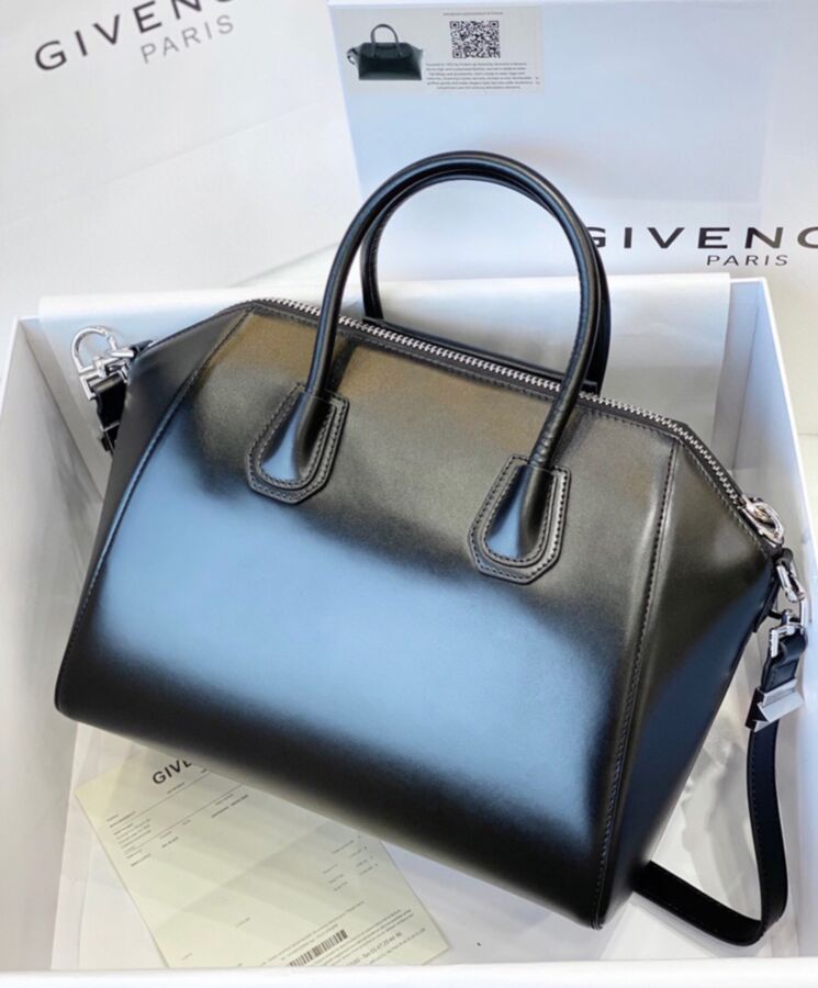 Given.*chy Medium Antigona bag Black