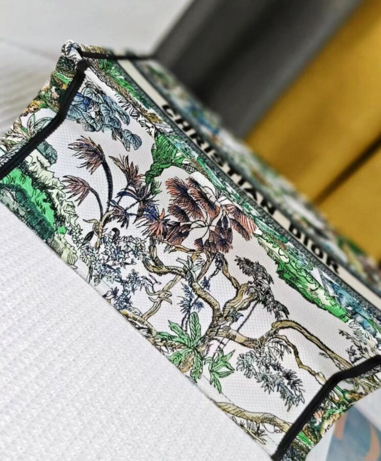 Di.ar Medium Di.ar, Maria Grazia Chiuri, etoile de Voyage motif, Pietro Ruffo, Di.ar Paris signature, Indian flora and fauna, daily essentials, hand carry, shoulder wear, dust bag included.