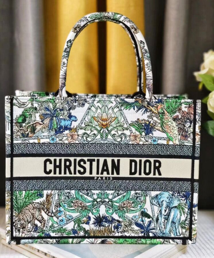 Di.ar Medium Di.ar, Maria Grazia Chiuri, etoile de Voyage motif, Pietro Ruffo, Di.ar Paris signature, Indian flora and fauna, daily essentials, hand carry, shoulder wear, dust bag included.