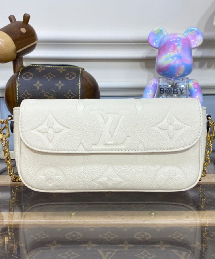 L.*V Wallet on Chain Ivy M82210 Cream