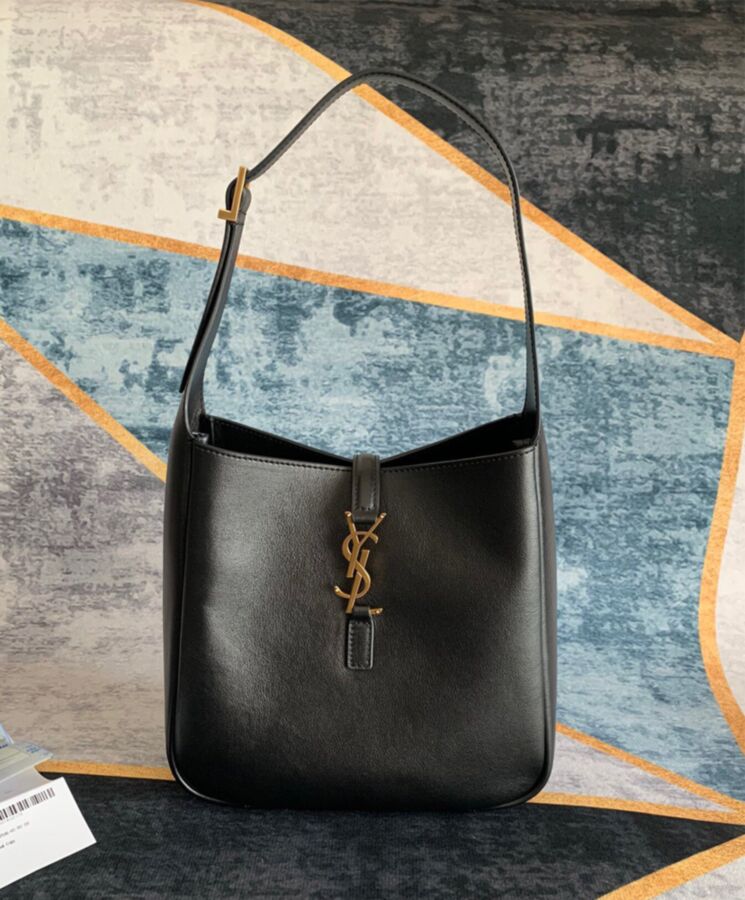 Saint.Lau.rent Le 5 A 7 Soft Small Hobo Bag In Smooth Leather Black