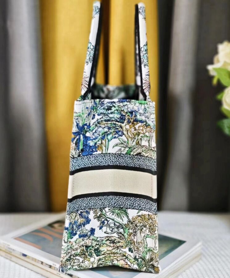 Di.ar Medium Di.ar, Maria Grazia Chiuri, etoile de Voyage motif, Pietro Ruffo, Di.ar Paris signature, Indian flora and fauna, daily essentials, hand carry, shoulder wear, dust bag included.