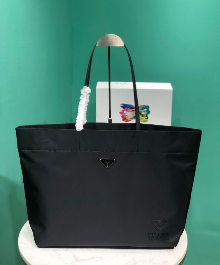 Pra.-da Recycled Nylon Medium Tote Bag Black