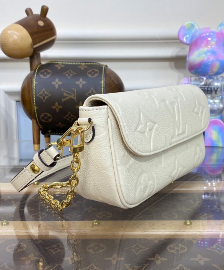 L.*V Wallet on Chain Ivy M82210 Cream