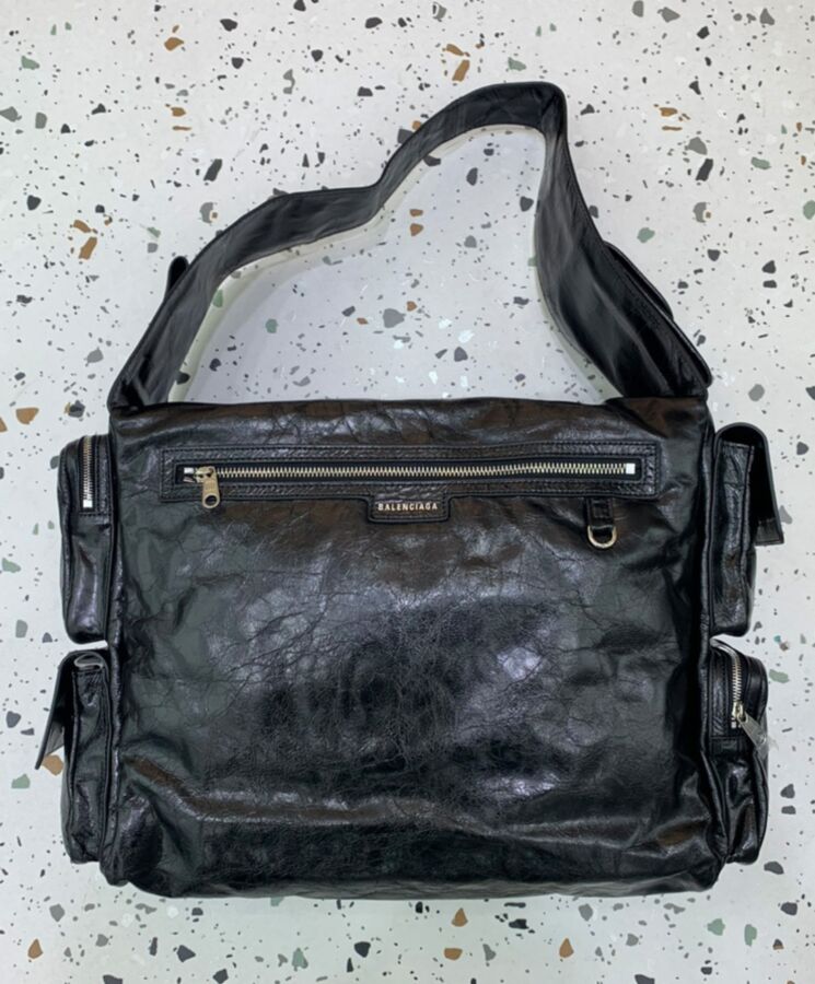 Balen.ciaga Superbusy Large Sling Bag Black